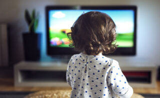 نوزاد از چه زمانی باید تلویزیون ببیند؟